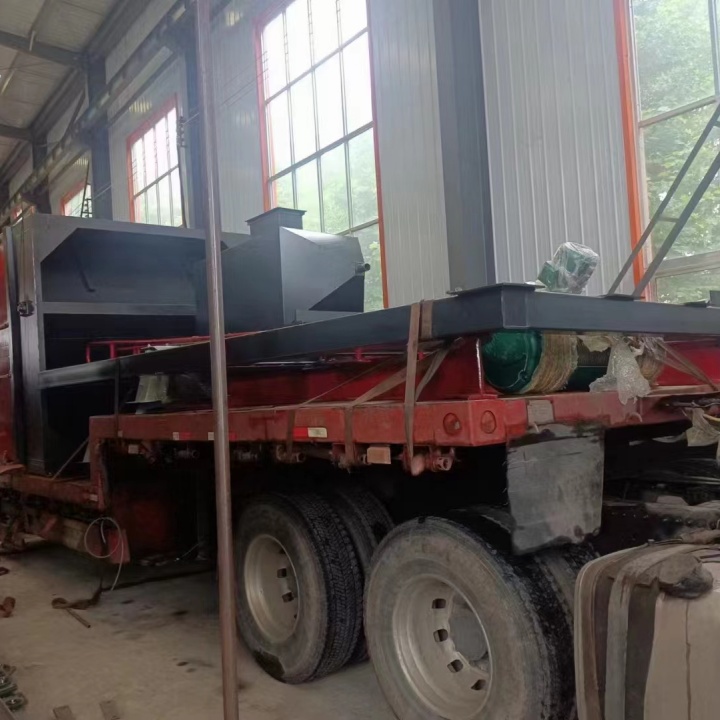 履带式沙滩清理车_连续履带通过打砂清理机_履带式清淤机器人