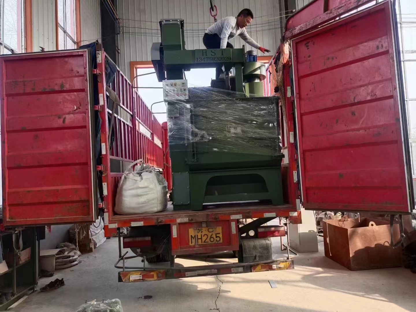 铝型材抛丸打砂机_抛丸打砂机工作原理_铝型材抛丸砂机打磨视频